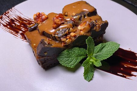 Брауни с орехом и солёной карамелью