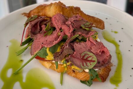 Круассан с ростбифом в соусе горгондзола