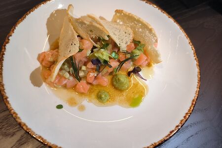 Тартар из лосося с цитрусовым понзу