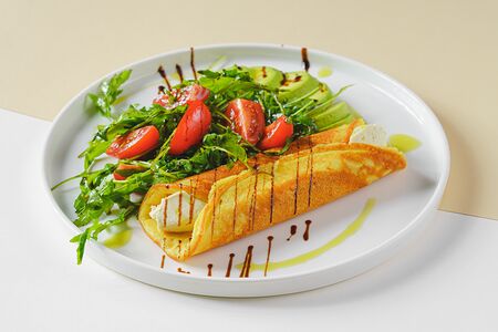 Нутовый омлет с рукколой, авокадо и помидорами черри