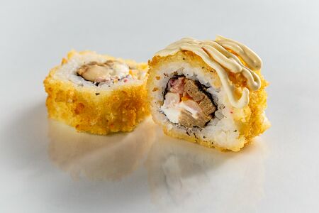 Жареный ролл с курицей