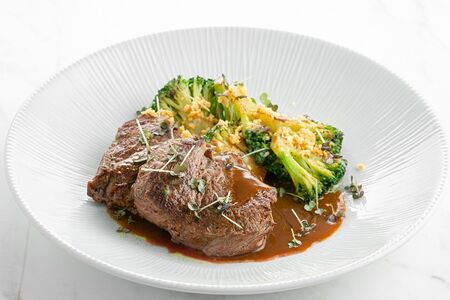 Филе миньон, брокколи, трюфель