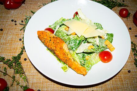 Салат Цезарь с семгой