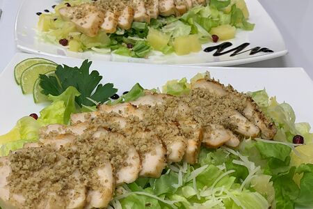 Салат из курицы с ананасом и миксом салатов