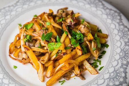 Картофель, жаренный с вешенками