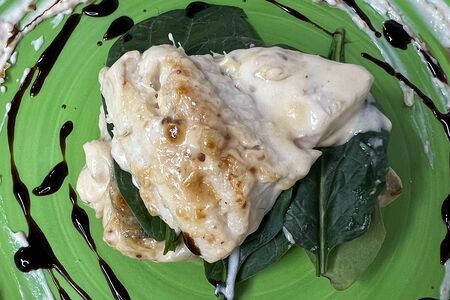 Судак со шпинатом в сливочном соусе