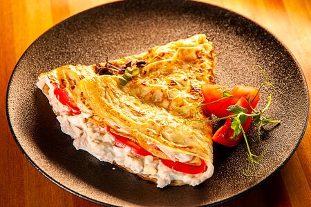 Блинчик с сыром, томатами и ветчиной