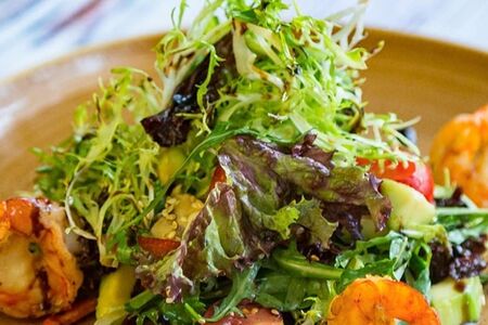 Салат руккола с креветками