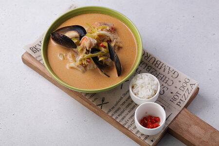 Суп Том-ям с креветками, мидиями и кальмарами