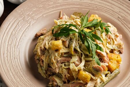 Чечил, салат с курицей и маринованными огурчиками