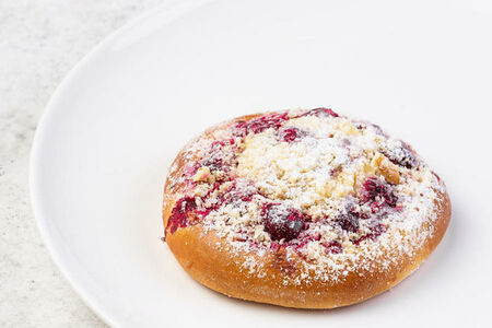 Бриошь с вишней