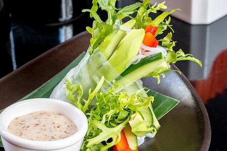 Фреш ролл с овощами и ореховым соусом