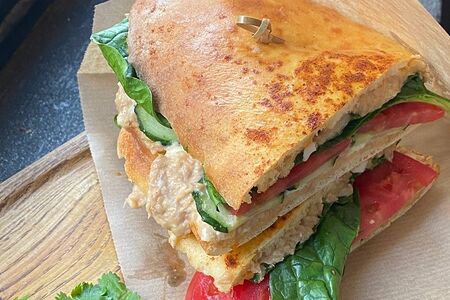 Сэндвич с тунцом, яйцом и томатами