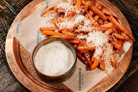 Батат фри с копченым сыром и соусом Блю чиз