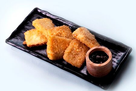 Жареный сулугуни с ежевичным соусом