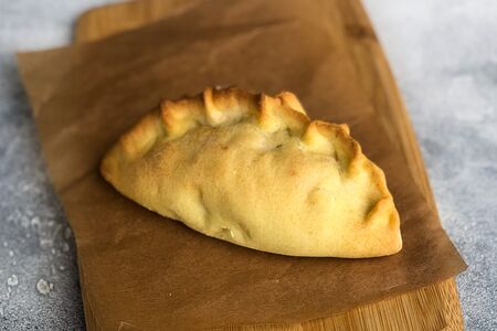 Пирожок из песочного теста с капустой