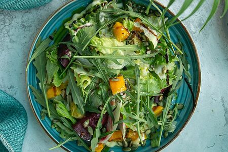 Салат с печеной тыквой, свеклой и апельсином