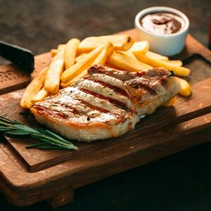 Сочный стейк из свинины с картофелем и розмарином