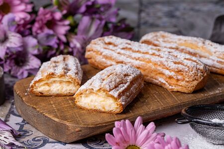 Эклер ванильный