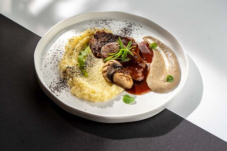 Томленый язык с картофельным пюре и муссом из белых грибов