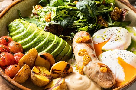 Яйцо пашот с колбаской из индейки