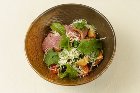 Салат с пастрами, овощами и горчичной заправкой