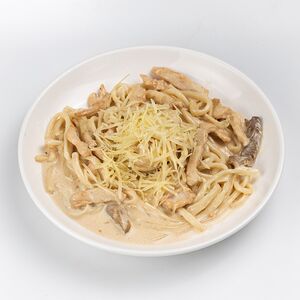 Wok лапша с курицей и грибами в сливках