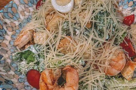Салат Цезарь с королевскими креветками