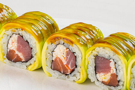 Нежный ролл с лососем, тунцом, авокадо и крабом