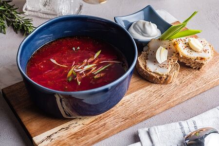 Борщ с говядиной, подкопченной сметаной и маринованным салом