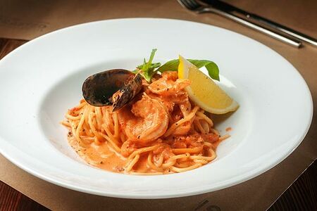 Спагетти с морепродуктами в томатном соусе