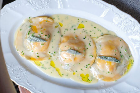 Равиоли с крабом, пекорино и шалфеем