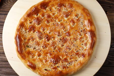 Хачапури закрытый с помидором и тархуном