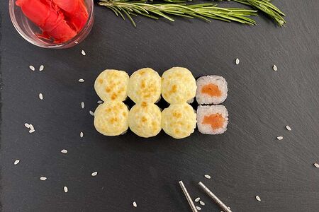 Запеченный ролл с лососем