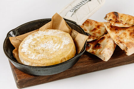 Камамбер, запеченный в печи