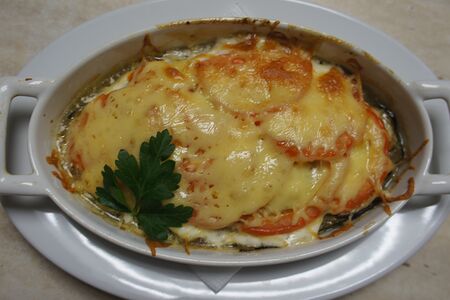 Язык, запеченный с овощами