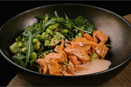 Салат с обожженным лососем, авокадо и бобами эдамаме