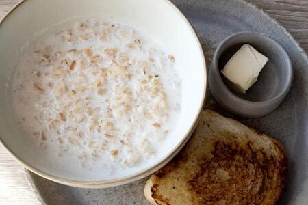 Каша овсяная на молоке с тостом