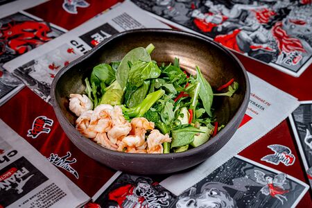 Зелёный салат с авокадо и креветками