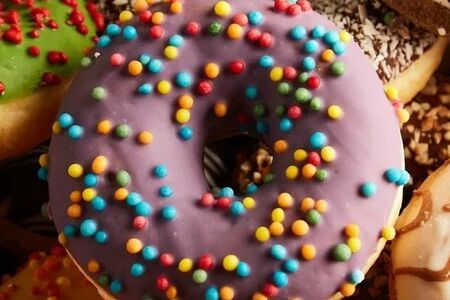 Донат с черничной начинкой