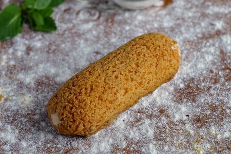 Эклер с кракелюром