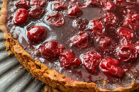 Тарт с шоколадом и вишней