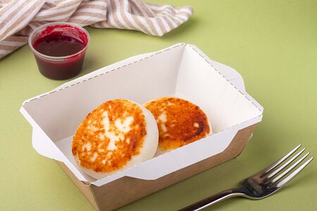 Сырники с ягодным соусом