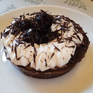 Тарталетка шоколадная с вишней