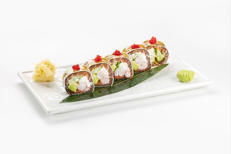 Ролл с лососем, креветкой, икрой тобико и сливочным сыром