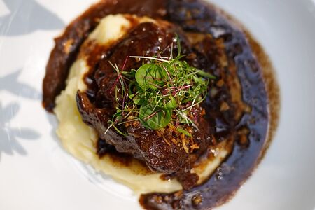 Говяжьи щечки с трюфельным картофельным пюре