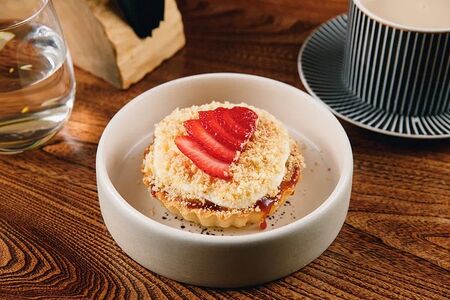 Тарт с грушей, соленая карамель, фундук