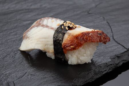Суши с угрем