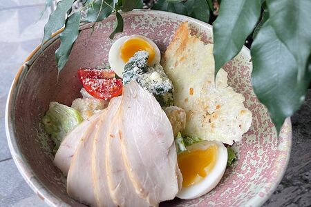 Салат Цезарь с курицей