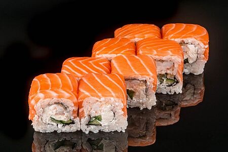 Ролл Филадельфия с копченым лососем